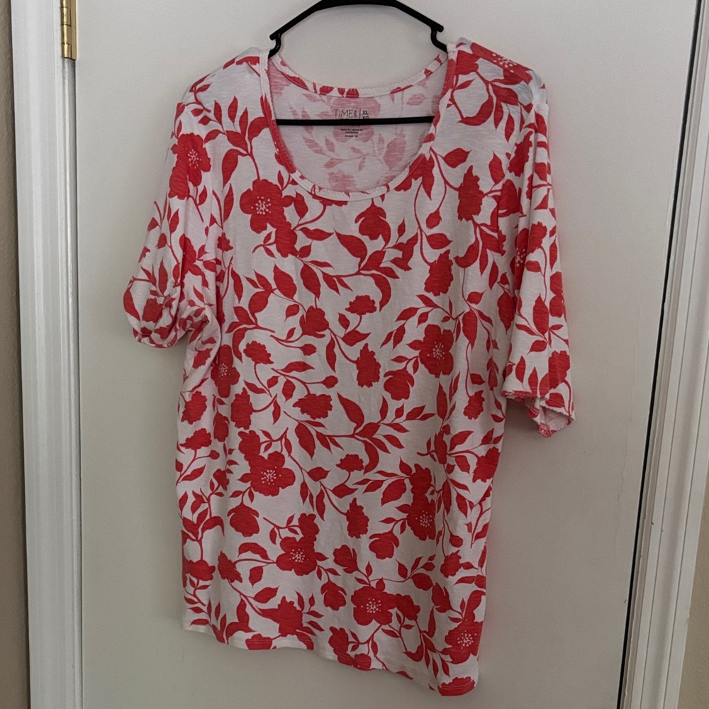 Time and Tru Coral Floral Short Sleeve Crewneck Top